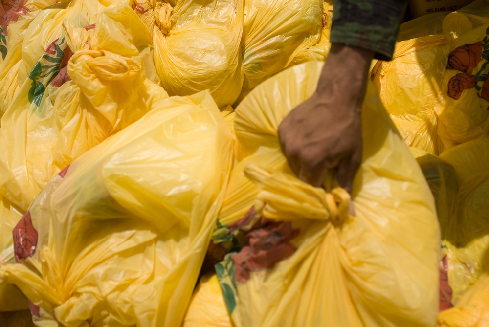 Salvadoran soldiers bring food, clothing, supplies to Iraqi villages