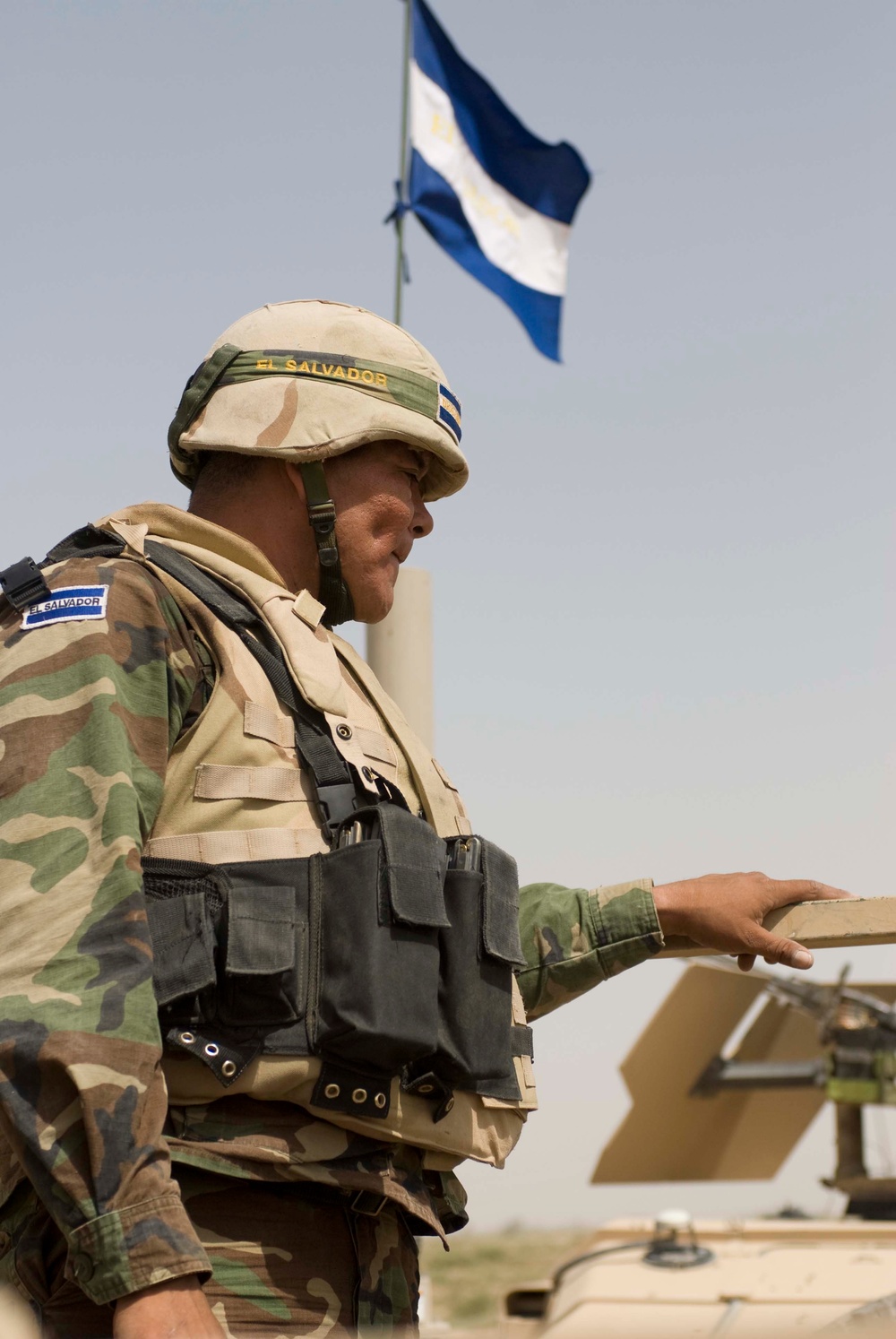 Salvadoran soldiers bring food, clothing, supplies to Iraqi villages