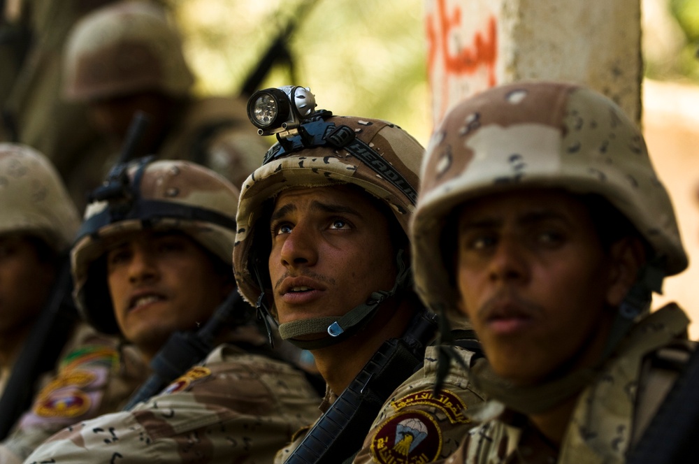 Iraqi Soldiers Participate in Operation Cougar Storm