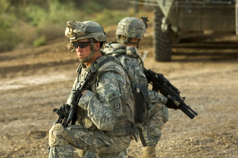 Iraqi Soldiers Participate in Operation Cougar Storm