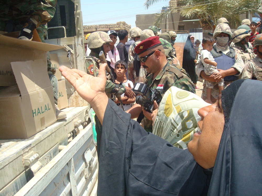 Iraqi security forces provide Humanitarian support to Amarah