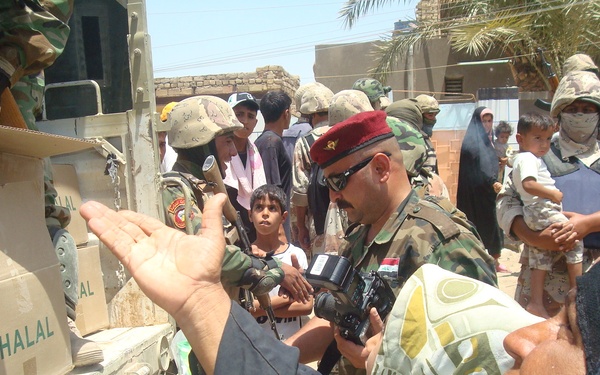 Iraqi security forces provide Humanitarian support to Amarah