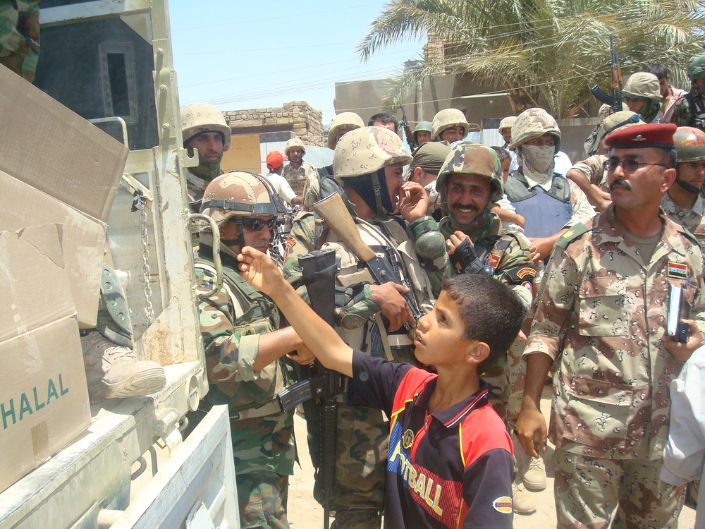 Iraqi security forces provide Humanitarian support to Amarah
