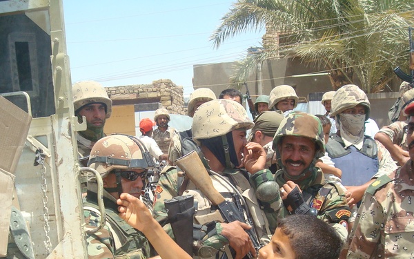 Iraqi security forces provide Humanitarian support to Amarah