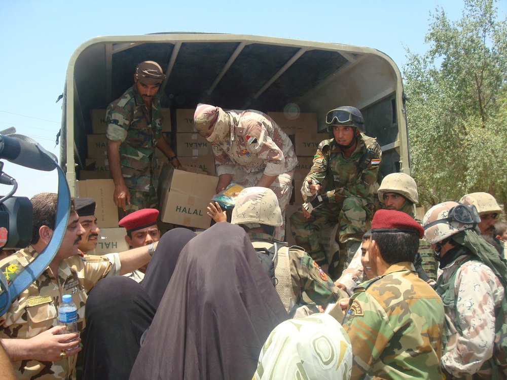 Iraqi security forces provide Humanitarian support to Amarah