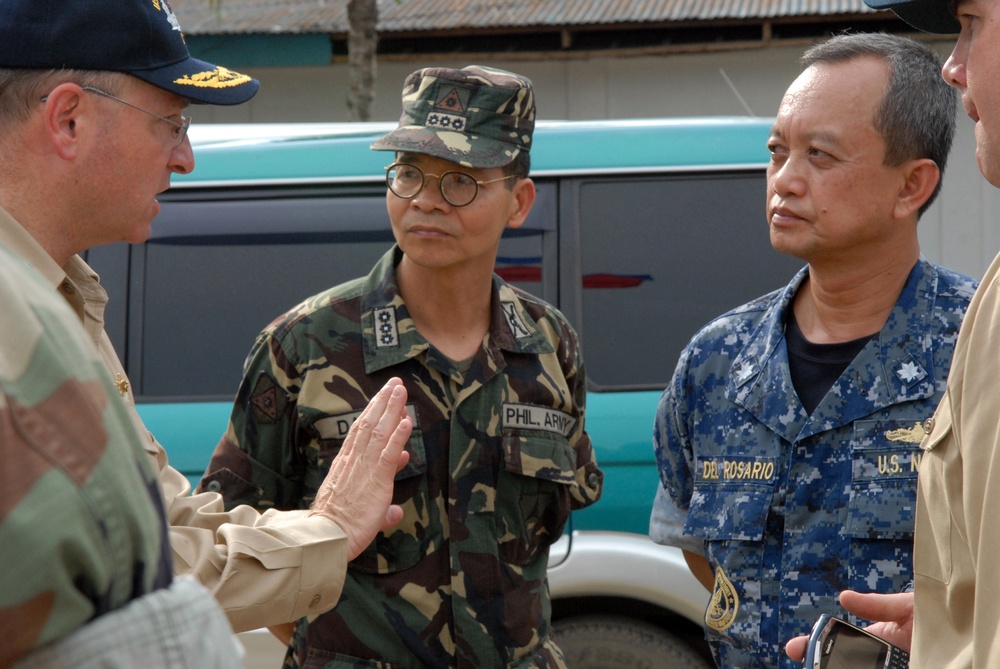 Sailors conduct typhoon relief efforts in Philippines