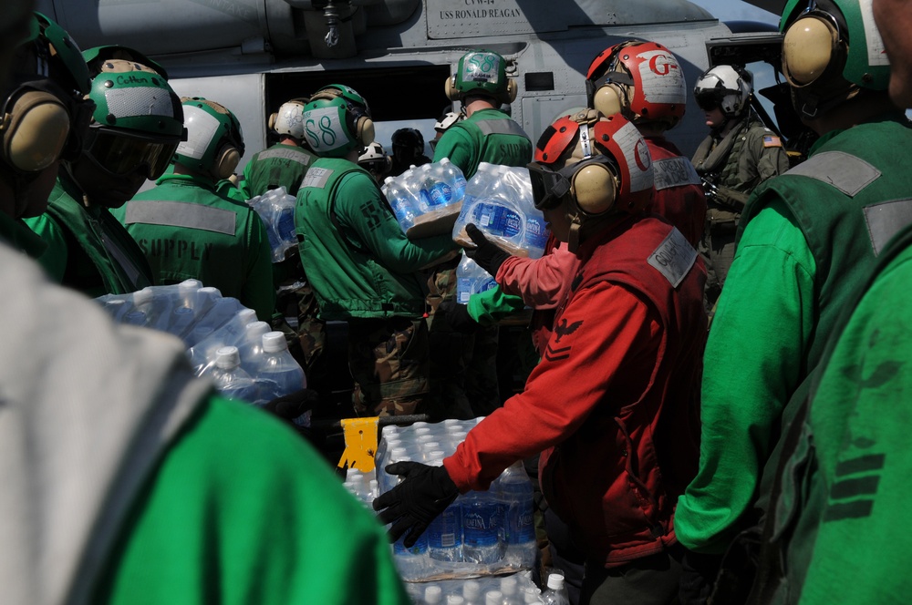 Sailors conduct typhoon relief efforts in Philippines