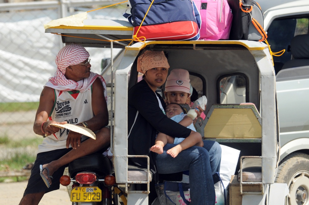 Sailors conduct typhoon relief efforts in Philippines