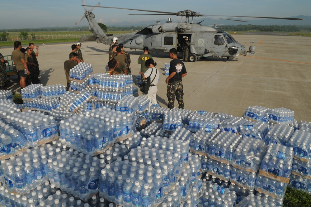 Sailors conduct typhoon relief efforts in Philippines