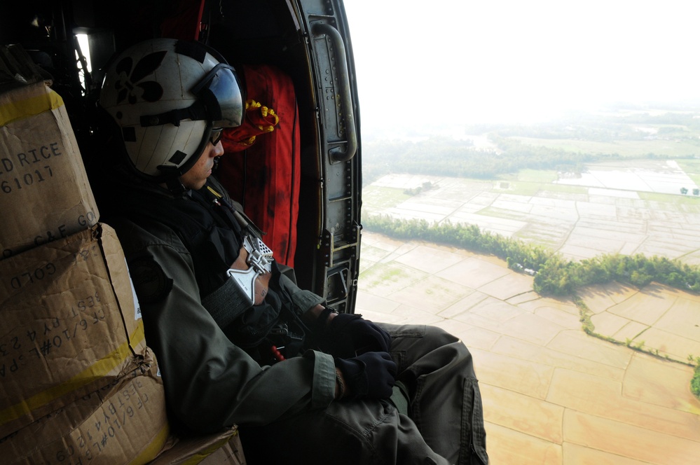 Sailors conduct typhoon relief efforts in Philippines