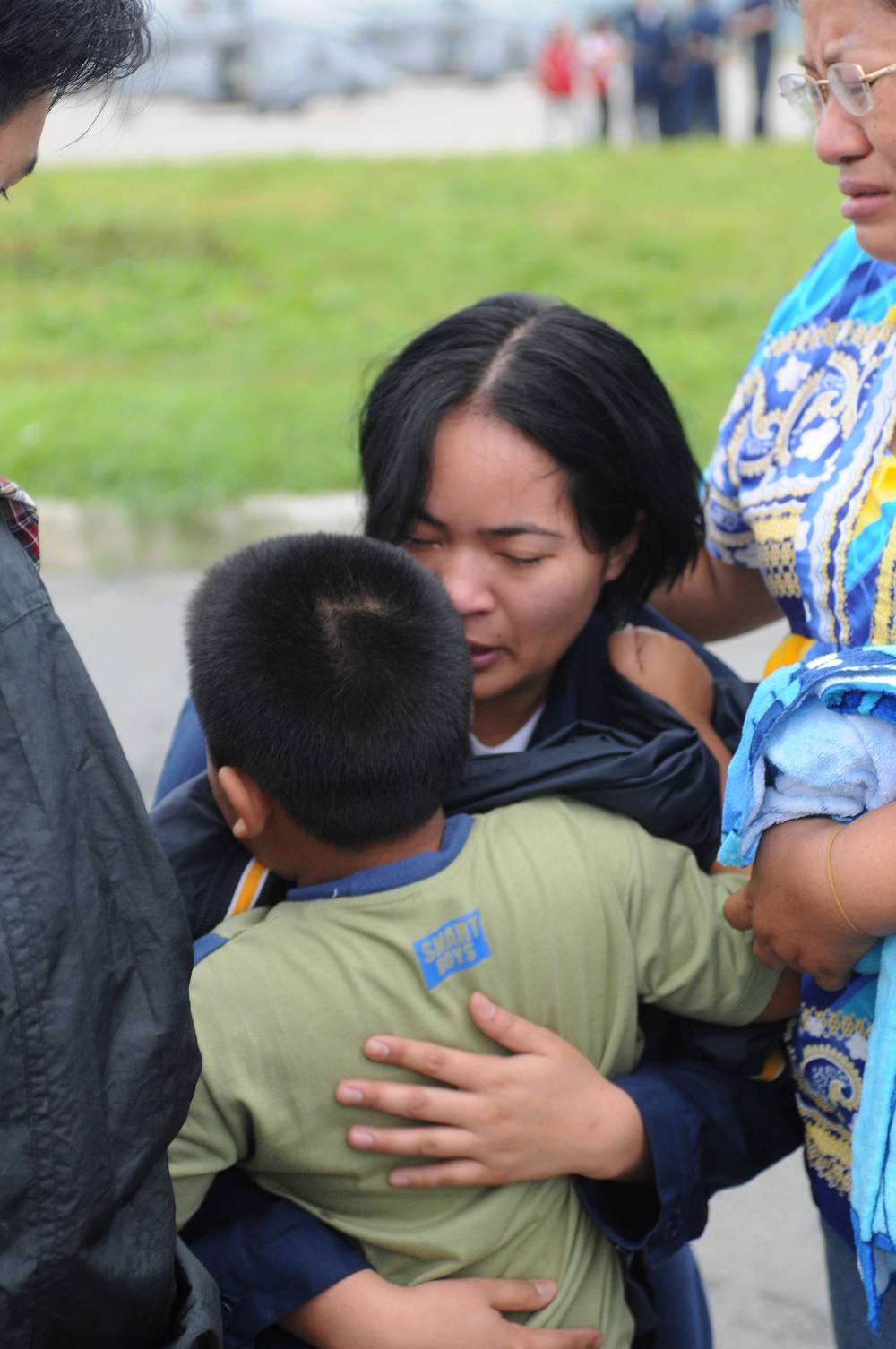 Sailors conduct typhoon relief efforts in Philippines