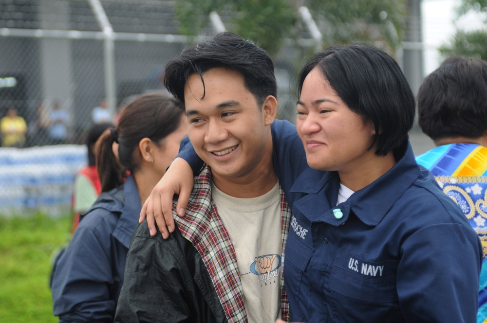 Sailors conduct typhoon relief efforts in Philippines