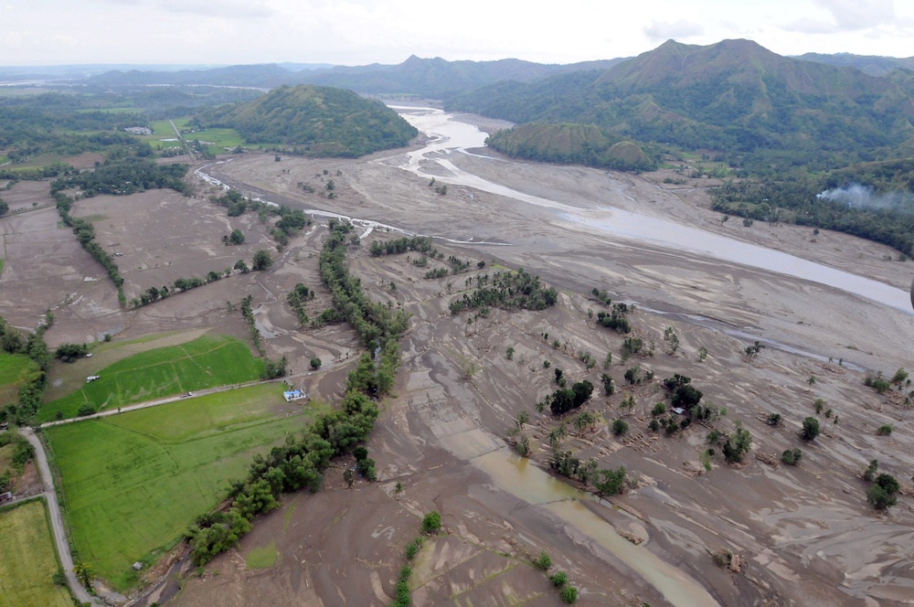 Sailors conduct typhoon relief efforts in Philippines