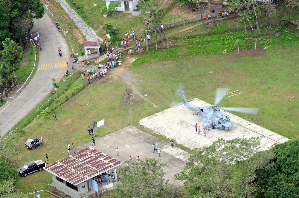 Sailors conduct typhoon relief efforts in Philippines