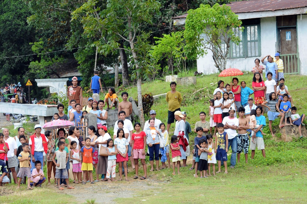 Sailors conduct typhoon relief efforts in Philippines