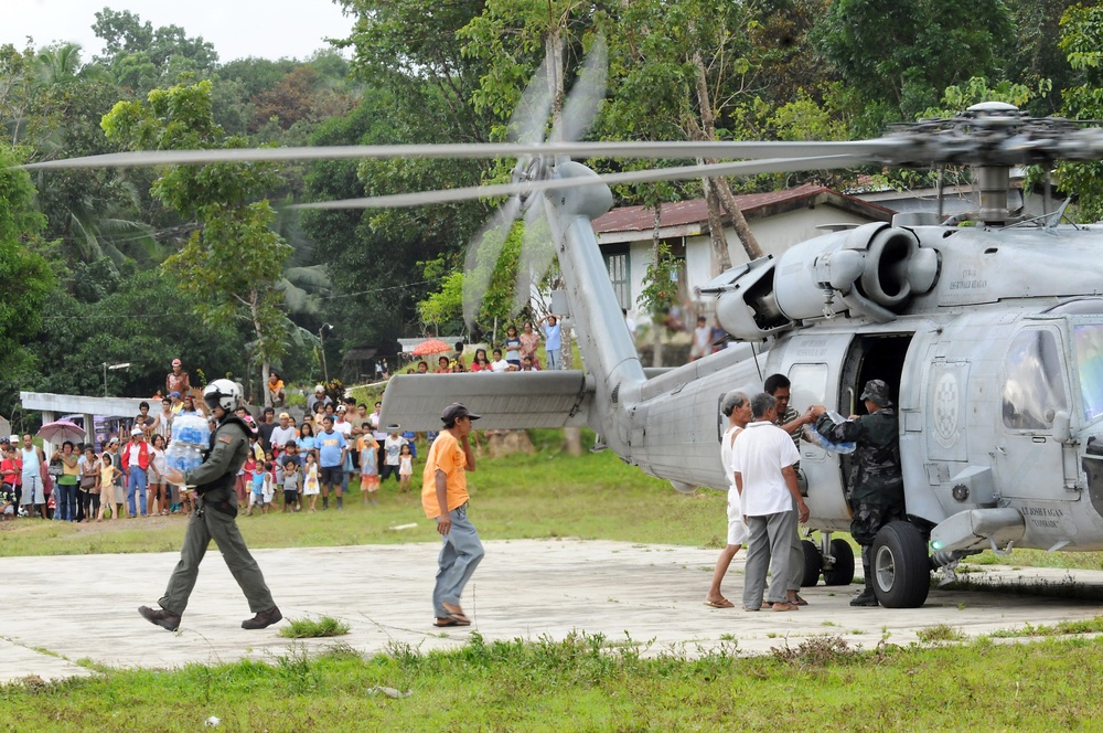 Sailors conduct typhoon relief efforts in Philippines