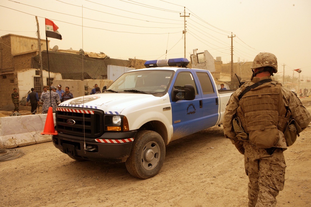 Marines work with Iraqi police in Ramadi