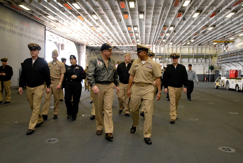 Top Navy enlisted visits Sailors in Japan