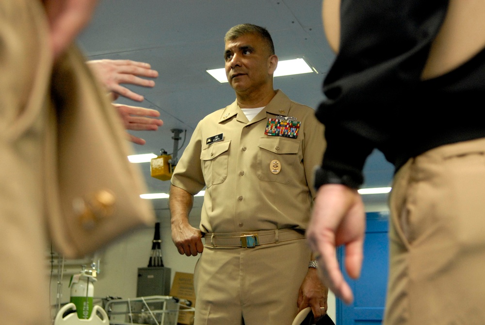 Top Navy enlisted visits Sailors in Japan