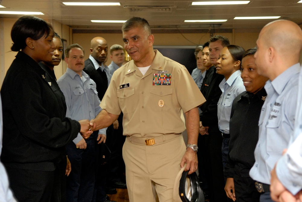 Top Navy enlisted visits Sailors in Japan