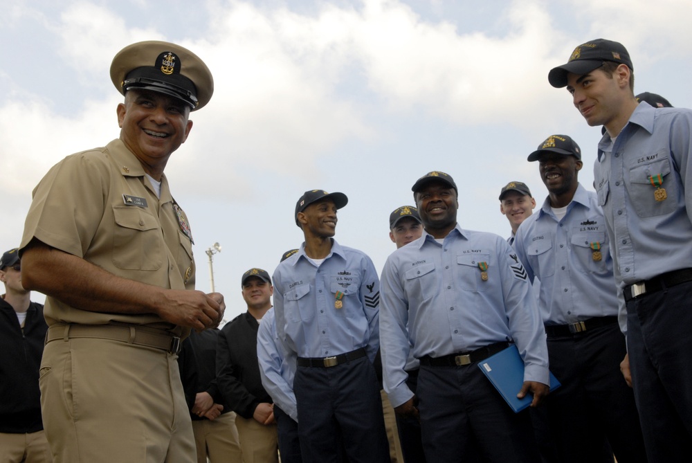 Top Navy enlisted visits Sailors in Japan