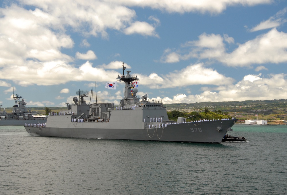 Korean ships pass Hawaiian memorials