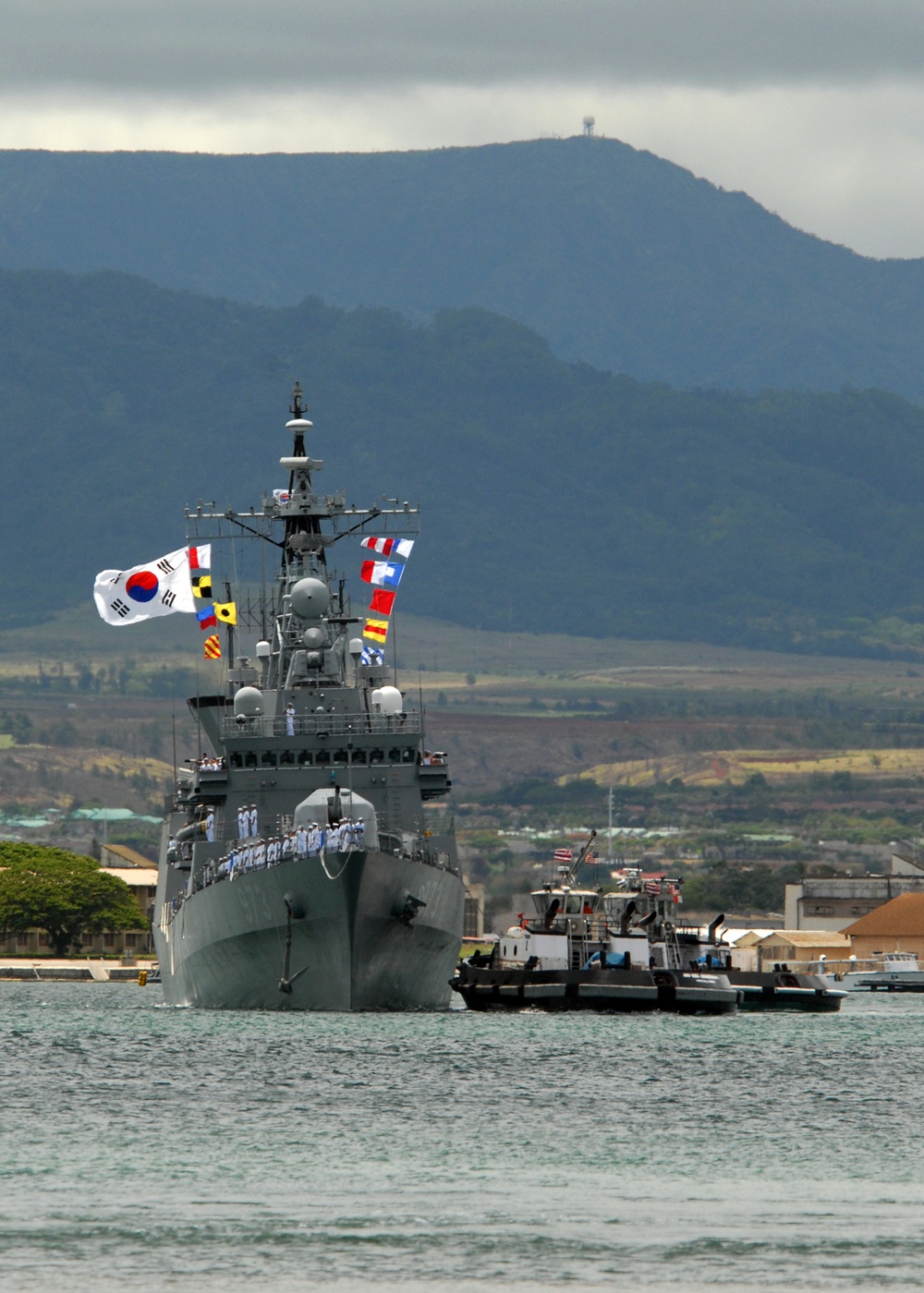 Korean ships pass Hawaiian memorials