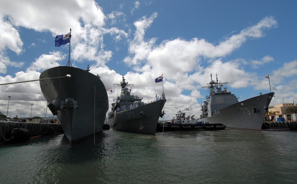Korean ships pass Hawaiian memorials