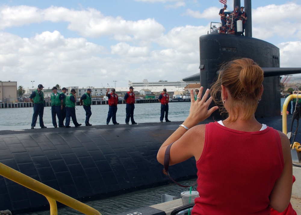 USS La Jolla departs on deployment