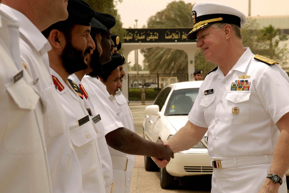 Top Navy officer greets Saudi Arabian military