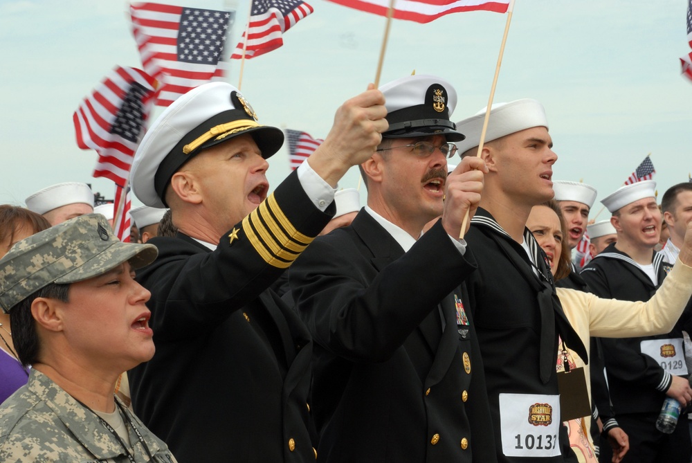 Sailor enjoy Billy Ray Cyrus performance aboard USS Iwo Jima