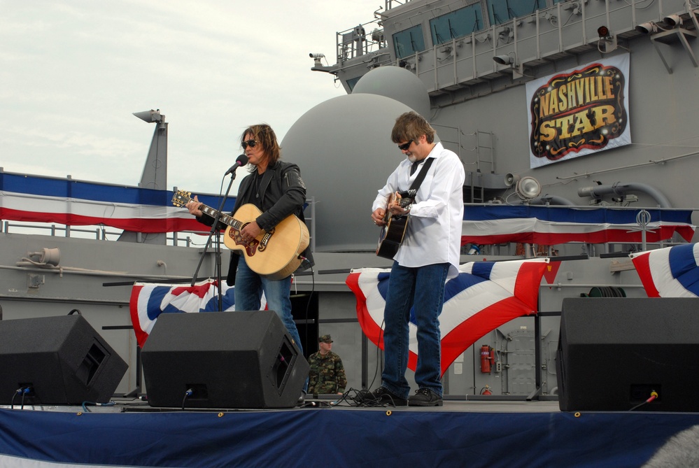 Sailor enjoy Billy Ray Cyrus performance aboard USS Iwo Jima