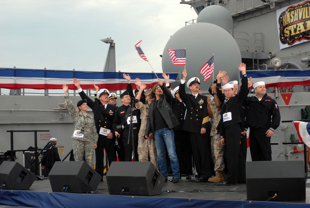 Sailor enjoy Billy Ray Cyrus performance aboard USS Iwo Jima