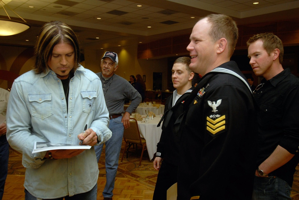 Sailor enjoy Billy Ray Cyrus performance aboard USS Iwo Jima