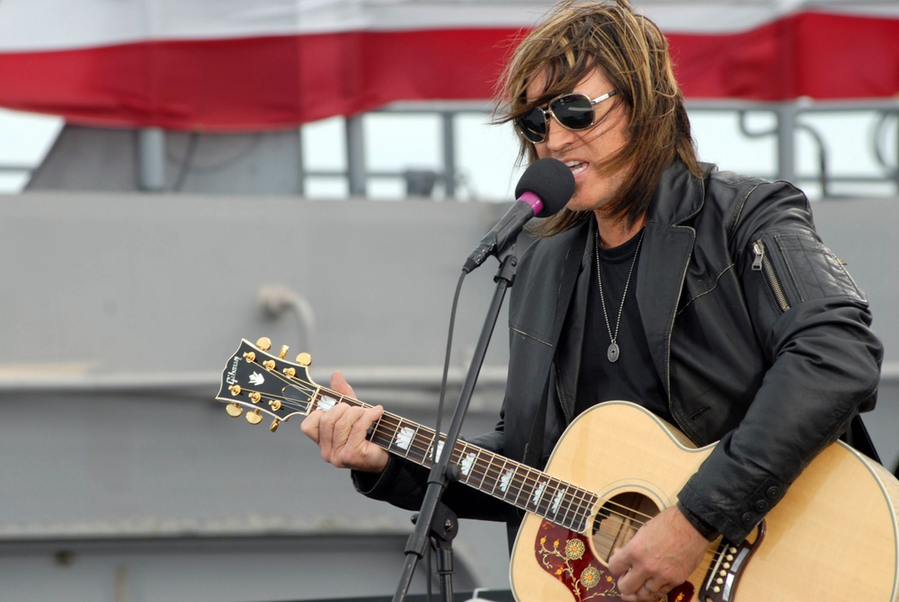 Sailor enjoy Billy Ray Cyrus performance aboard USS Iwo Jima