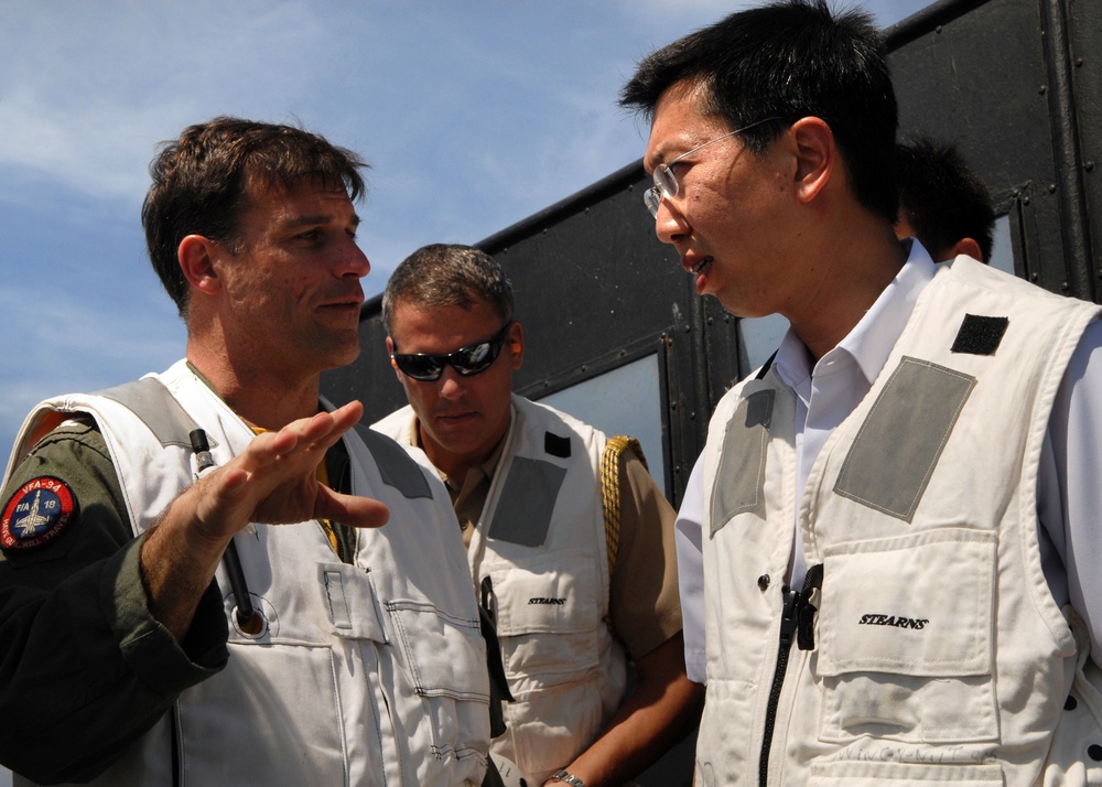 Chief of Singapore navy visits Abraham Lincoln