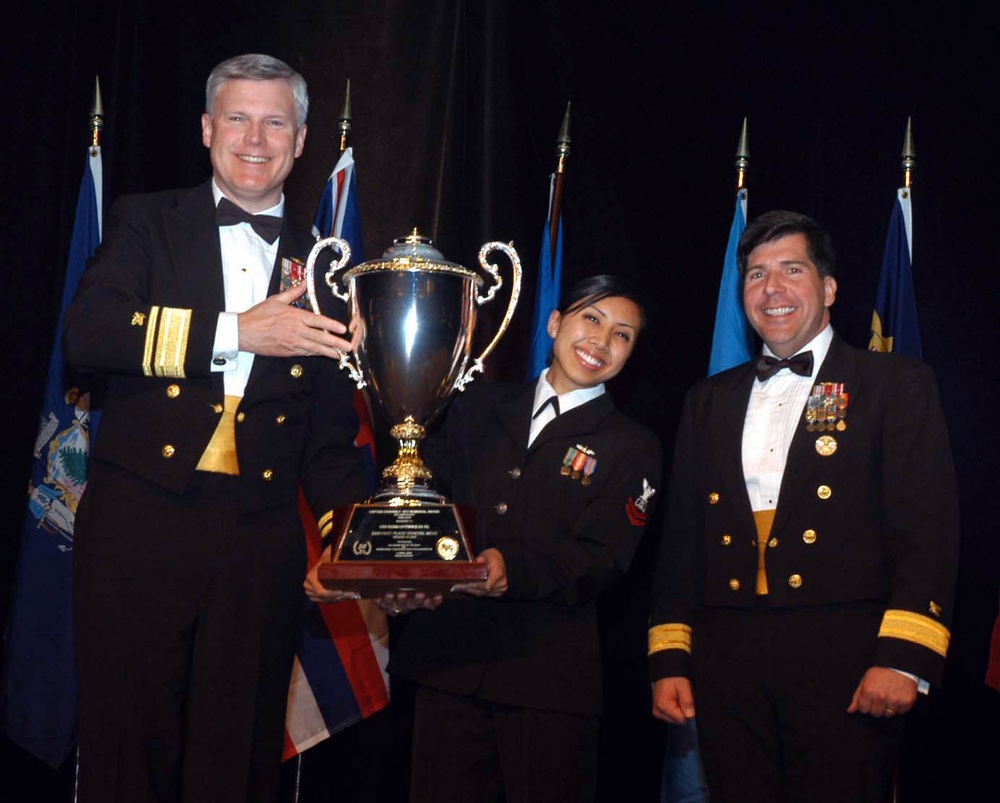 USS Germantown Sailor receives outstanding food service award