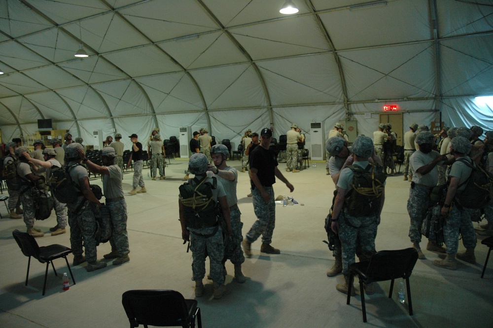 Team 'jumps' over to Iraq to train paratroopers