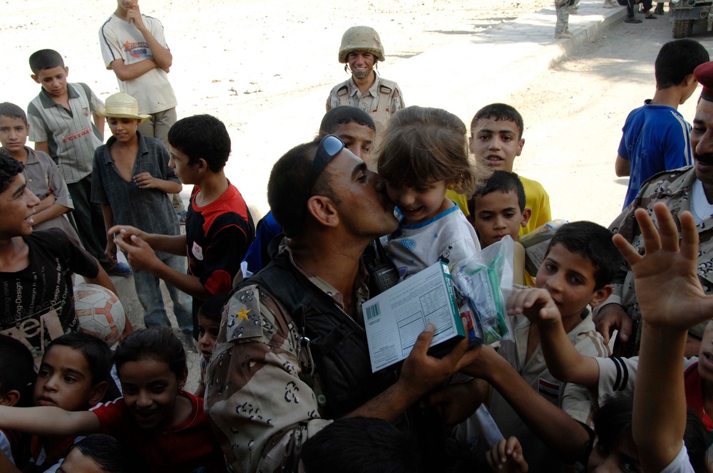 Iraqi Soldiers Pass Out Meals