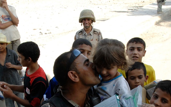 Iraqi Soldiers Pass Out Meals