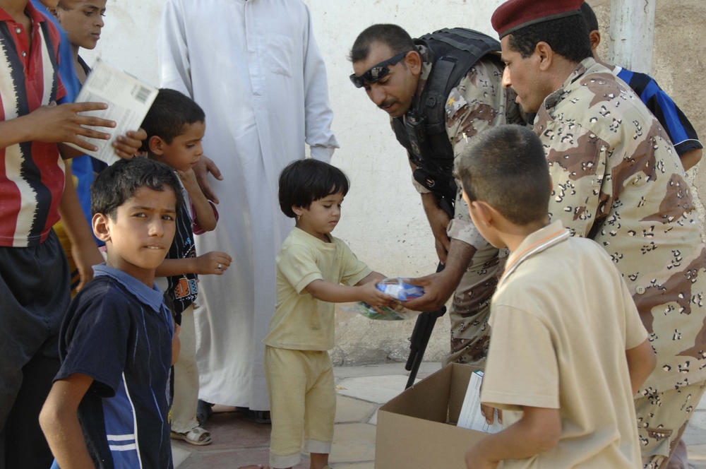 Iraqi Soldiers Hand Out Meals