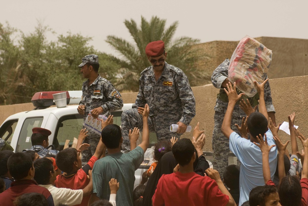 Iraqi Police Deliver Food to Zuwarijat