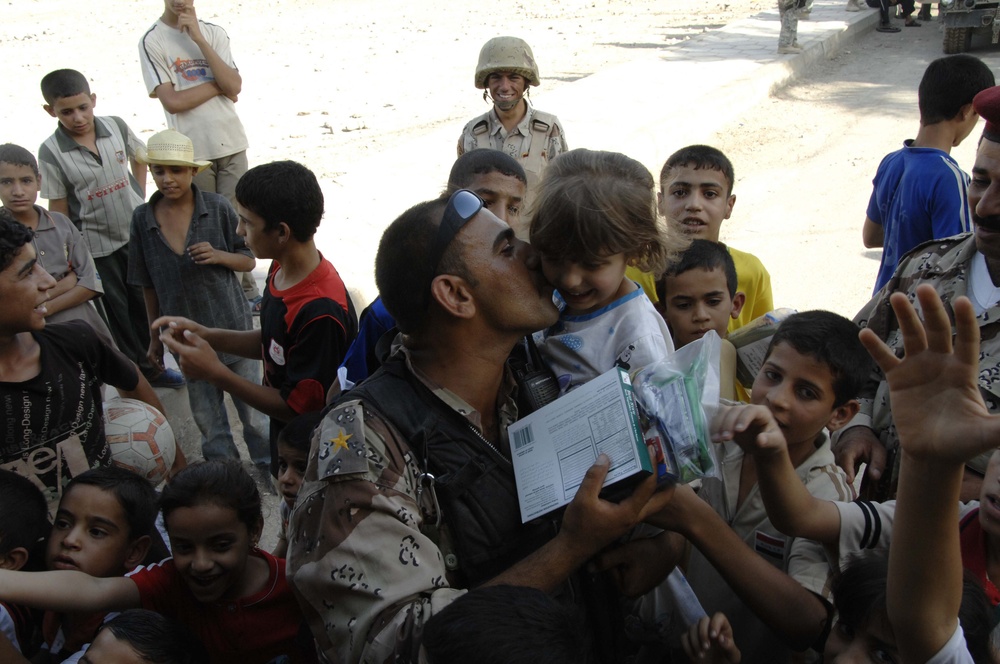 Iraqi Soldiers Hand Out Halal Meals