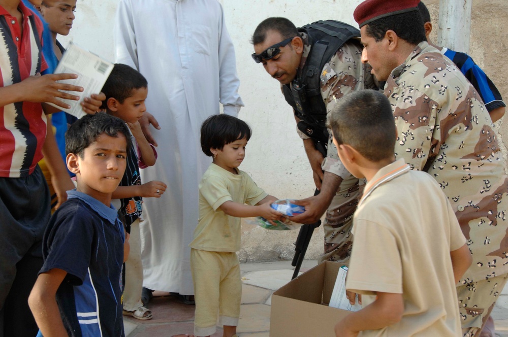 Iraqi Soldiers Hand Out Halal Meals