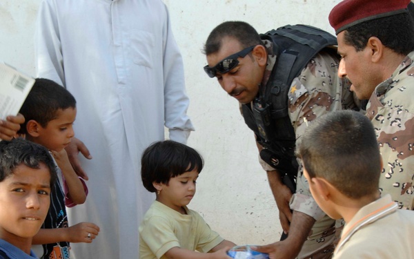 Iraqi Soldiers Hand Out Halal Meals