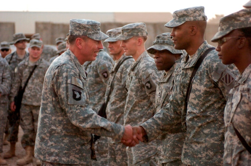 DVIDS - Images - General Petraeus Visit To FOB Kalsu [Image 4 Of 6]