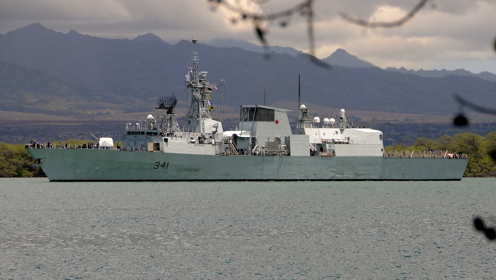 HMCS Ottawa transits the Pearl Harbor channel