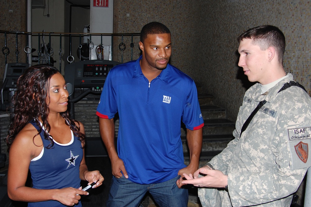 USO tour brings NFL stars to Camp Eggers