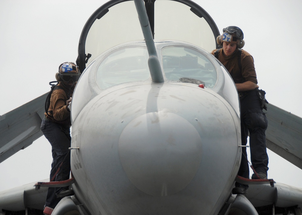 Operations aboard USS Abraham Lincoln