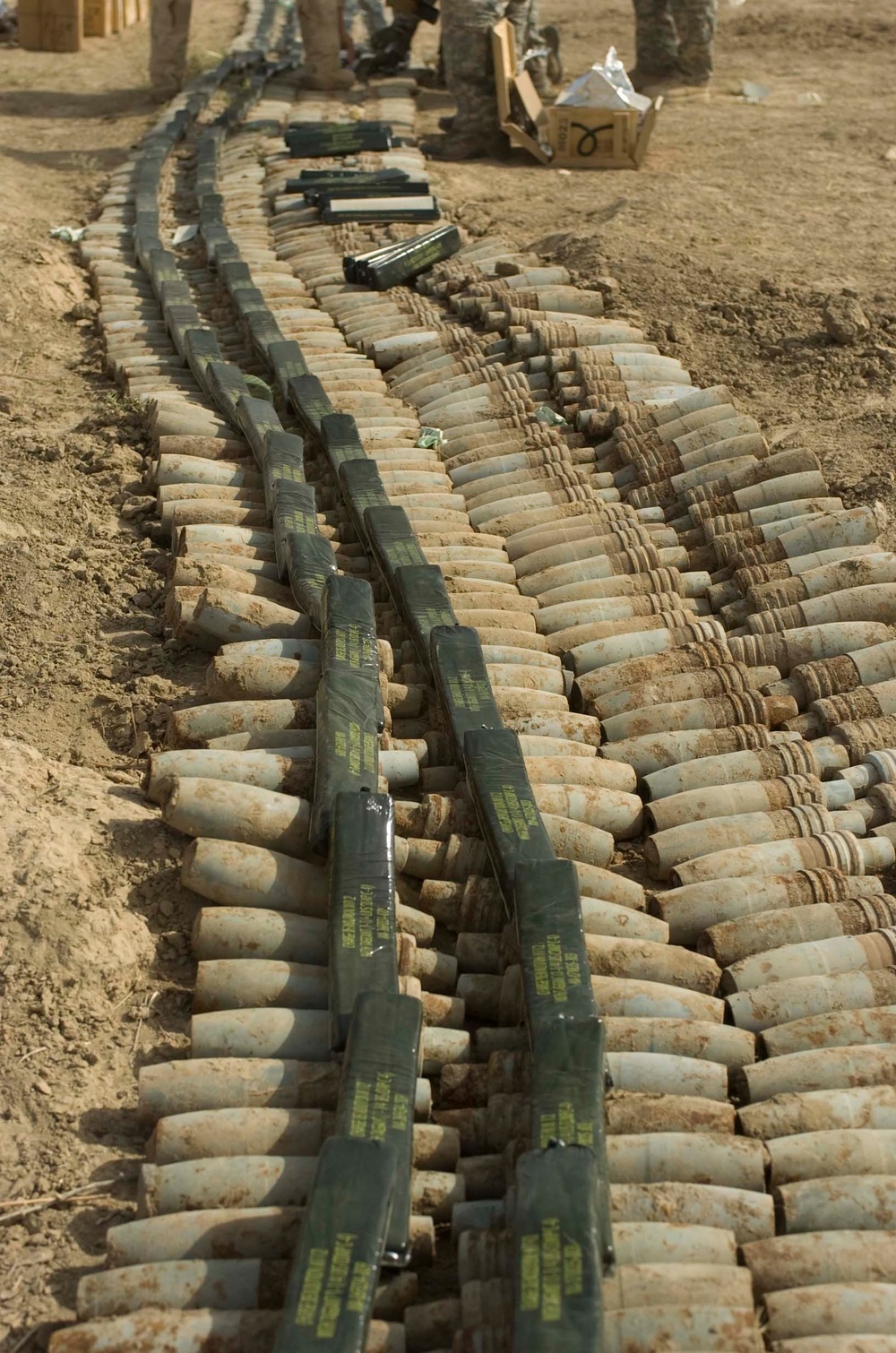 Iraqi Soldiers lead Americans to explosive find